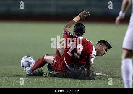 Manila, Philippinen. 28. März 2017. Dennis Villanueva (R) der Philippinen befasst mit Rohit Chand von Nepal während der AFC Asian Cup UAE 2019 Qualifikation Final Runde Gruppe F-match zwischen den Philippinen und Nepal im Rizal Memorial Stadium in Manila, Philippinen, 28. März 2017. Die Philippinen gewann 4: 1. Bildnachweis: Rouelle Umali/Xinhua/Alamy Live-Nachrichten Stockfoto