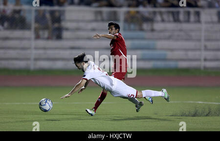 Manila, Philippinen. 28. März 2017. Mike Ott (L) der Philippinen von Rabin Shreshtha von Nepal während des AFC Asian Cup UAE 2019 Qualifikation Final Runde Gruppe F-Spiels zwischen den Philippinen und Nepal im Rizal Memorial Stadium in Manila, Philippinen, 28. März 2017 in Angriff genommen wird. Die Philippinen gewann 4: 1. Bildnachweis: Rouelle Umali/Xinhua/Alamy Live-Nachrichten Stockfoto