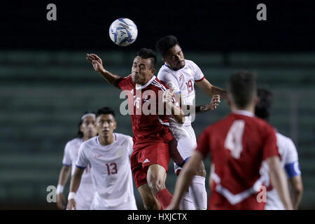 Manila, Philippinen. 28. März 2017. Jeffrey Christiaens (R, oben) von den Philippinen wetteifert mit Sujal Shreshtha von Nepal während des AFC Asian Cup UAE 2019 Qualifikation Final Runde Gruppe F-Spiels zwischen den Philippinen und Nepal im Rizal Memorial Stadium in Manila, Philippinen, 28. März 2017. Die Philippinen gewann 4: 1. Bildnachweis: Rouelle Umali/Xinhua/Alamy Live-Nachrichten Stockfoto