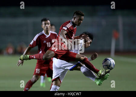 Manila, Philippinen. 28. März 2017. Junior Munoz (R) von den Philippinen wetteifert mit Bharat Khawas von Nepal während des AFC Asian Cup UAE 2019 Qualifikation Final Runde Gruppe F-Spiels zwischen den Philippinen und Nepal im Rizal Memorial Stadium in Manila, Philippinen, 28. März 2017. Die Philippinen gewann 4: 1. Bildnachweis: Rouelle Umali/Xinhua/Alamy Live-Nachrichten Stockfoto