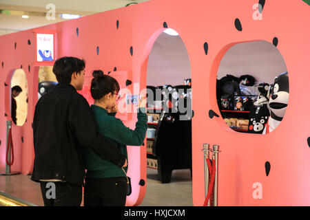 Ningbo, Ningbo, China. 28. März 2017. Ningbo, CHINA-28. März 2017: (nur zur redaktionellen Verwendung. CHINA HERAUS). Eine Kumamon-Ausstellung wird in einem Einkaufszentrum in Ningbo der ostchinesischen Provinz Zhejiang, 28. März 2017 statt. Die Tour-Ausstellung dauert bis 7. Mai 2017. Bildnachweis: SIPA Asien/ZUMA Draht/Alamy Live-Nachrichten Stockfoto