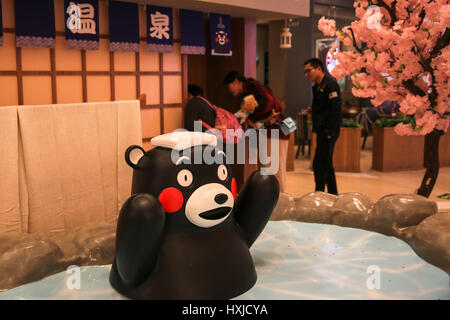 Ningbo, Ningbo, China. 28. März 2017. Ningbo, CHINA-28. März 2017: (nur zur redaktionellen Verwendung. CHINA HERAUS). Eine Kumamon-Ausstellung wird in einem Einkaufszentrum in Ningbo der ostchinesischen Provinz Zhejiang, 28. März 2017 statt. Die Tour-Ausstellung dauert bis 7. Mai 2017. Bildnachweis: SIPA Asien/ZUMA Draht/Alamy Live-Nachrichten Stockfoto