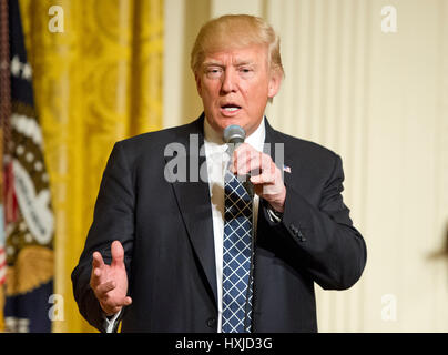 Washington, USA. 28. März 2017. US-Präsident Donald J. Trump macht Bemerkungen bei einem Empfang für uns Senatoren und deren Ehepartner im East Room des weißen Hauses in Washington, DC auf Dienstag, 28. März 2017. Bildnachweis: MediaPunch Inc/Alamy Live-Nachrichten Stockfoto