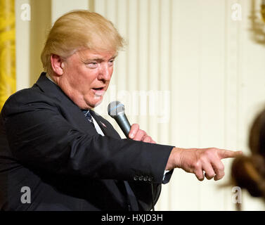 Washington, USA. 28. März 2017. US-Präsident Donald J. Trump veranstaltet einen Empfang für US-Senatoren und deren Ehepartner im East Room des weißen Hauses in Washington, DC am Dienstag, 28. März 2017. Bildnachweis: MediaPunch Inc/Alamy Live-Nachrichten Stockfoto