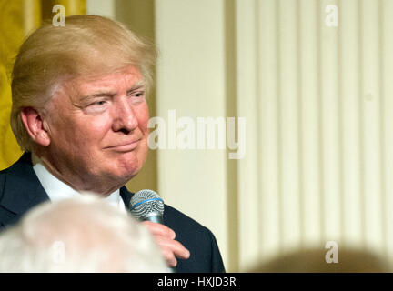 Washington, USA. 28. März 2017. US-Präsident Donald J. Trump macht Bemerkungen bei einem Empfang für uns Senatoren und deren Ehepartner im East Room des weißen Hauses in Washington, DC auf Dienstag, 28. März 2017. Bildnachweis: MediaPunch Inc/Alamy Live-Nachrichten Stockfoto