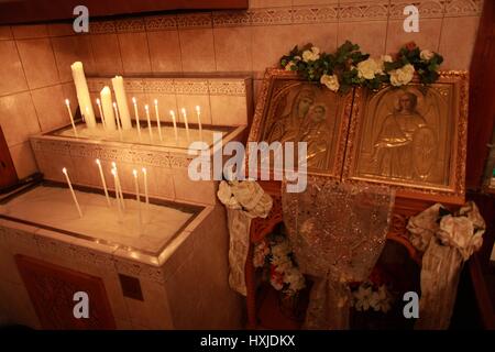 Tarpon Springs, Florida, USA. 22. Dezember 2015. St Michael Shrine, eine kleine griechisch-orthodoxe Kirche. Tarpon Springs hat den höchsten Anteil der griechischen Amerikaner für jede Stadt in den USA. 1905 John Cocoris führte die Technik des Schwammes Tauchen nach Tarpon Springs und rekrutiert, Taucher und Crew-Mitglieder aus Griechenland. Die Schwamm-Industrie wurde bald einer der führenden maritimen Industrien in Florida und das wichtigste Geschäft in Tarpon Springs, Generierung von Millionen von Dollar pro Jahr. Der 1953 Film unter der 12-Meilen-Zone Riff, Darstellung der Schwamm-Industrie findet statt und wurde gefilmt in Tarpon Springs Stockfoto