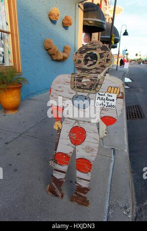 Tarpon Springs, Florida, USA. 22. Dezember 2015. Tauchanzug Sign. Tauchanzug Zeichen auf der Straße. Tarpon Springs hat den höchsten Anteil der griechischen Amerikaner für jede Stadt in den USA. 1905 John Cocoris führte die Technik des Schwammes Tauchen nach Tarpon Springs und rekrutiert, Taucher und Crew-Mitglieder aus Griechenland. Die Schwamm-Industrie wurde bald einer der führenden maritimen Industrien in Florida und das wichtigste Geschäft in Tarpon Springs, Generierung von Millionen von Dollar pro Jahr. Der 1953 Film unter der 12-Meilen-Zone Riff, Darstellung der Schwamm-Industrie findet statt und wurde gefilmt in Tarpon Spring Stockfoto