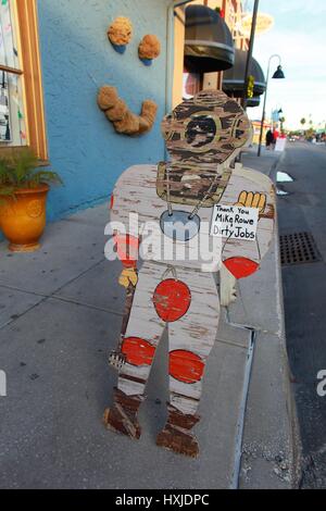 Tarpon Springs, Florida, USA. 22. Dezember 2015. Tauchanzug Sign. Tauchanzug Zeichen auf der Straße. Tarpon Springs hat den höchsten Anteil der griechischen Amerikaner für jede Stadt in den USA. 1905 John Cocoris führte die Technik des Schwammes Tauchen nach Tarpon Springs und rekrutiert, Taucher und Crew-Mitglieder aus Griechenland. Die Schwamm-Industrie wurde bald einer der führenden maritimen Industrien in Florida und das wichtigste Geschäft in Tarpon Springs, Generierung von Millionen von Dollar pro Jahr. Der 1953 Film unter der 12-Meilen-Zone Riff, Darstellung der Schwamm-Industrie findet statt und wurde gefilmt in Tarpon Spring Stockfoto