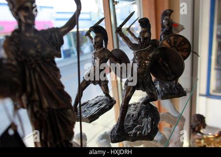 Tarpon Springs, Florida, USA. 22. Dezember 2015. Statuen von griechischen spartanischen Soldaten in einem Souvenirladen. Tarpon Springs hat den höchsten Anteil der griechischen Amerikaner für jede Stadt in den USA. 1905 John Cocoris führte die Technik des Schwammes Tauchen nach Tarpon Springs und rekrutiert, Taucher und Crew-Mitglieder aus Griechenland. Die Schwamm-Industrie wurde bald einer der führenden maritimen Industrien in Florida und das wichtigste Geschäft in Tarpon Springs, Generierung von Millionen von Dollar pro Jahr. Der 1953 Film unter der 12-Meilen-Zone Riff, Darstellung der Schwamm-Industrie findet statt und wurde gefilmt in Tarpon Spring Stockfoto