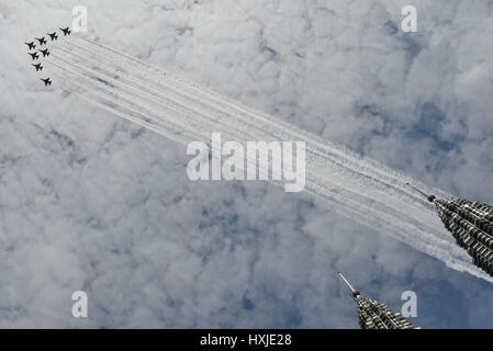 Kuala Lumpur, Malaysia. 29. März 2017. South Korean Air Force "Schwarzen Adler" Kunstflugstaffel fliegt vorbei Petronas Twin Towers und KLCC Bereich am 29. März 2017 in Kuala Lumpur, Malaysia-Credit: Chris Jung/ZUMA Draht/Alamy Live News Stockfoto