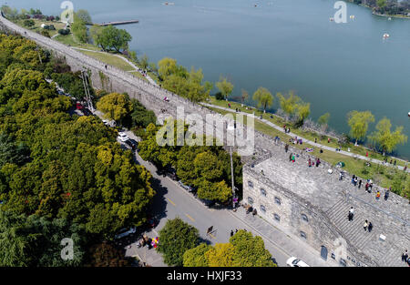 Nanjing. 27. März 2017. Foto aufgenommen am 27. März 2017 zeigt der Frühling Landschaft des Xuanwu-Sees in Nanjing, der Hauptstadt der ostchinesischen Provinz Jiangsu. Bildnachweis: Han Yuqing/Xinhua/Alamy Live-Nachrichten Stockfoto