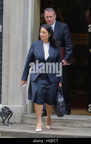 Downing Street, London, UK. 29. März 2017. Priti Patel Secretary Of State for International Development und und Liam Fox Staatssekretär für internationalen Handel und Präsident des Board Of Trade verlässt nach der wöchentlichen Kabinettssitzung in Nummer 10 Downing Street am Tag der Premierminister wird offiziell der EU England Absicht zu verlassen und wird benachrichtigt, ein Statement, das House Of Commons nach PMQs am Austritt. Bildnachweis: Dinendra Haria/Alamy Live-Nachrichten Stockfoto