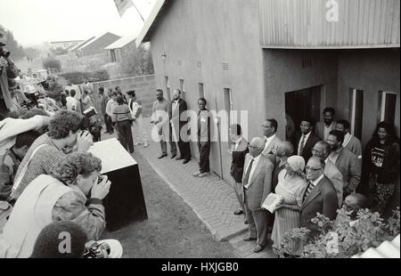Ahmed Kathrada geboren 29th 1929. August gestorben 28th. März 2017 Ahmed Kathrada und Walter Sisulu werden am 15th. Oktober 1989 aus dem Gefängnis in Pollsmoor entlassen und kehren nach Hause, Soweto, Johannesburg, Südafrika, zurück. Desmond Tutu steht hinter Kathrada Stockfoto
