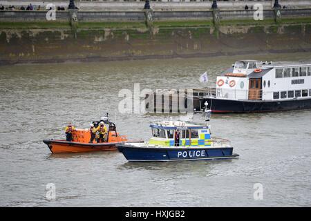 Mann sprang angeblich von der Westminster Bridge in der Themse, London, UK-Credit: Finnbarr Webster/Alamy Live News Stockfoto