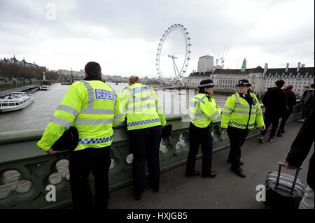 Mann sprang angeblich von der Westminster Bridge in der Themse, London, UK-Credit: Finnbarr Webster/Alamy Live News Stockfoto