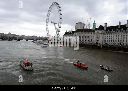 Mann sprang angeblich von der Westminster Bridge in der Themse, London, UK-Credit: Finnbarr Webster/Alamy Live News Stockfoto