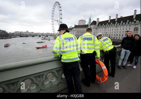 Mann sprang angeblich von der Westminster Bridge in der Themse, London, UK-Credit: Finnbarr Webster/Alamy Live News Stockfoto