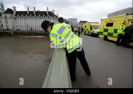 Mann sprang angeblich von der Westminster Bridge in der Themse, London, UK-Credit: Finnbarr Webster/Alamy Live News Stockfoto