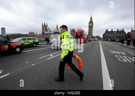 Mann sprang angeblich von der Westminster Bridge in der Themse, London, UK-Credit: Finnbarr Webster/Alamy Live News Stockfoto