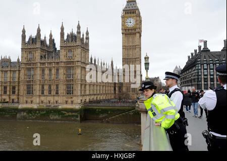 Mann sprang angeblich von der Westminster Bridge in der Themse, London, UK-Credit: Finnbarr Webster/Alamy Live News Stockfoto