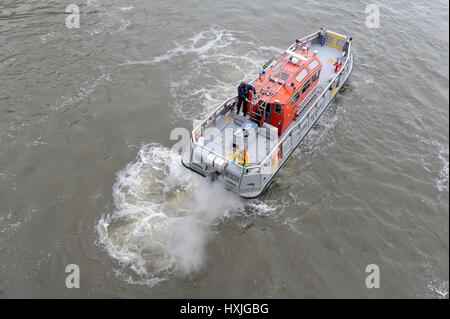 Mann sprang angeblich von der Westminster Bridge in der Themse, London, UK-Credit: Finnbarr Webster/Alamy Live News Stockfoto