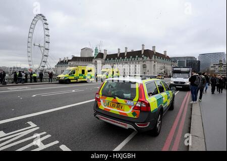 Mann sprang angeblich von der Westminster Bridge in der Themse, London, UK-Credit: Finnbarr Webster/Alamy Live News Stockfoto