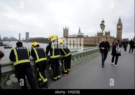 Mann sprang angeblich von der Westminster Bridge in der Themse, London, UK-Credit: Finnbarr Webster/Alamy Live News Stockfoto