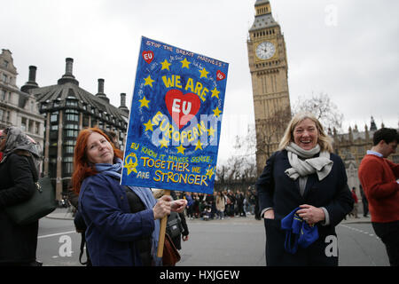 London, UK. 29. März 2017. Demonstranten protestieren gegen Austritt am Parliament Square in London, England am 29. März 2017. Großbritannien löst seinen Ausstieg aus der Europäischen Union am Mittwoch, neun Monate, nachdem das Land gewählt, die Europäische Union zu verlassen. Bildnachweis: Tim Irland/Xinhua/Alamy Live-Nachrichten Stockfoto