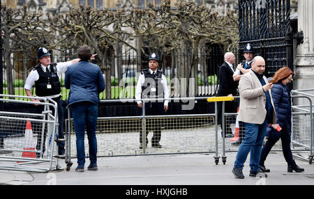 London, UK. 29. März 2017. Sicherheit an den Houses of Parliament, Westminster heute Kredit-eine Woche, nachdem Khalid Masood vier Menschen getötet: Simon Dack/Alamy Live News Stockfoto