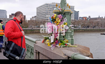 London, UK. 29. März 2017. Leute fangen an, über die Westminster Bridge sammeln heute eine Woche, nachdem Khalid Masood vier Menschen auf der Brücke und in die Häuser von Parlament Ehre getötet: Simon Dack/Alamy Live News Stockfoto