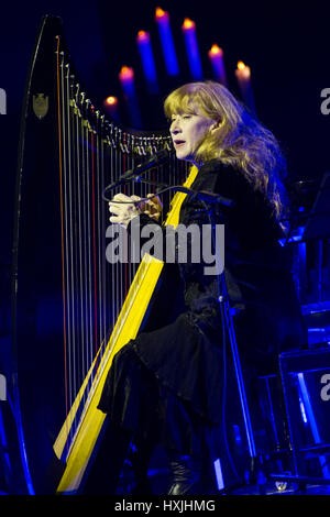 Mailand Italien. 28. März 2017. Der kanadische Musiker LOREENA McKENNITT führt live auf der Bühne Teatro Della Luna während der "A Trio Preformance Tour" Credit: Rodolfo weitertransferiert/Alamy Live News Stockfoto