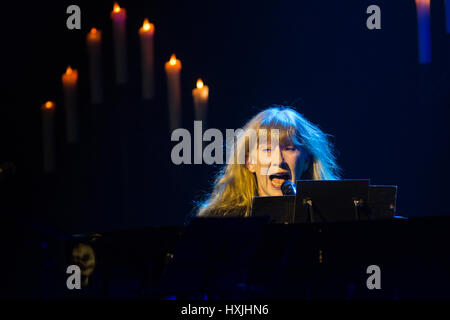 Mailand Italien. 28. März 2017. Der kanadische Musiker LOREENA McKENNITT führt live auf der Bühne Teatro Della Luna während der "A Trio Preformance Tour" Credit: Rodolfo weitertransferiert/Alamy Live News Stockfoto