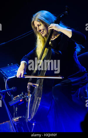 Mailand Italien. 28. März 2017. Der kanadische Musiker LOREENA McKENNITT führt live auf der Bühne Teatro Della Luna während der "A Trio Preformance Tour" Credit: Rodolfo weitertransferiert/Alamy Live News Stockfoto