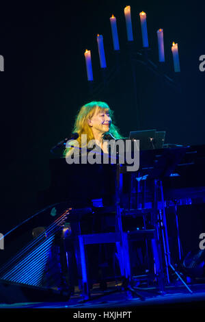 Mailand Italien. 28. März 2017. Der kanadische Musiker LOREENA McKENNITT führt live auf der Bühne Teatro Della Luna während der "A Trio Preformance Tour" Credit: Rodolfo weitertransferiert/Alamy Live News Stockfoto