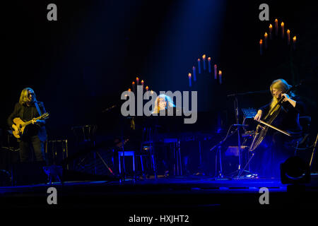 Mailand Italien. 28. März 2017. Der kanadische Musiker LOREENA McKENNITT führt live auf der Bühne Teatro Della Luna während der "A Trio Preformance Tour" Credit: Rodolfo weitertransferiert/Alamy Live News Stockfoto