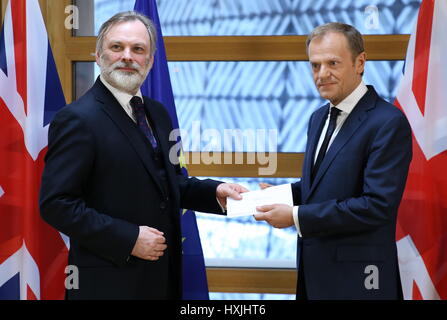 Brüssel, Belgien. 29. März 2017. Britischer Botschafter zu EU Tim Barrow (L) gibt den Brexit Brief an EU-Ratspräsident Donald Tusk in Brüssel, Belgien, 29. März 2017. Großbritannien am Mittwoch begann offiziell den historischen Prozess um die Europäische Union (EU) zu verlassen, wie der Brief von Ministerpräsident Theresa May, Staats-und Regierungschefs der 28-köpfigen gesendet wurde. Bildnachweis: Pool/Dursun Aydemir/Xinhua/Alamy Live-Nachrichten Stockfoto