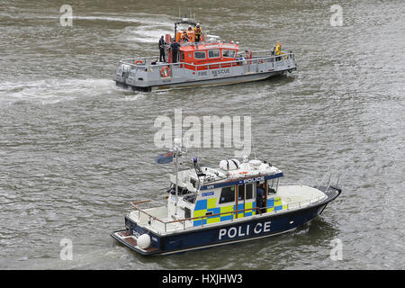 London, Großbritannien. 29. März 2017. Notdienste Mitglieder suchen für den Mann, der Westminster Bridge in der Themse in London, Großbritannien, 29. März 2017 abfiel. Bildnachweis: Tim Irland/Xinhua/Alamy Live-Nachrichten Stockfoto