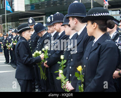 Westminster, London, März 29. 2017. Polizisten, Mitglieder der Rettungsdienste und ein großes Kontingent der Muslime aus ganz Großbritannien sowie Mitglieder der öffentlichen März über die Westminster Bridge, angreifen, genau eine Woche nach dem Terror. Bildnachweis: Paul Davey/Alamy Live-Nachrichten Stockfoto