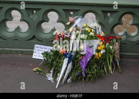 Westminster Bridge, London, UK. 29. März 2017. Polizisten, Mitglieder der muslimischen Gemeinschaften und öffentlichen Linie bis legen Blumen auf Westminster Bridge. Kredit. Bildnachweis: Steve Parkins/Alamy Live-Nachrichten Stockfoto