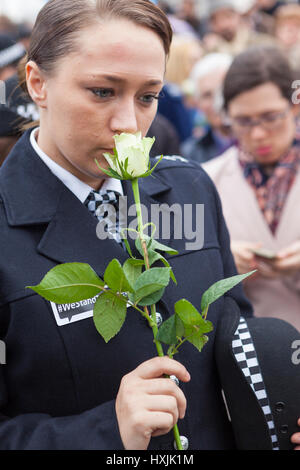 Westminster Bridge, London, UK. 29. März 2017. Polizisten, Mitglieder der muslimischen Gemeinschaften und öffentlichen Linie bis legen Blumen auf Westminster Bridge. Kredit. Bildnachweis: Steve Parkins/Alamy Live-Nachrichten Stockfoto