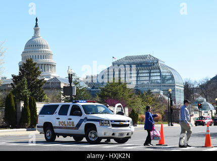Washington, DC, USA. 29. März 2017. Die Polizei kommt in der Szene der Schüsse in der Nähe des Capitol Hill in Washington, DC, USA, 29. März 2017. Schüsse zu hören waren in der Nähe von U.S. Capitol Hill am Mittwochmorgen, nachdem eine Person versucht, einen Streifenwagen zu rammen, sagte Capitol-Polizei. Bildnachweis: Bao Dandan/Xinhua/Alamy Live-Nachrichten Stockfoto