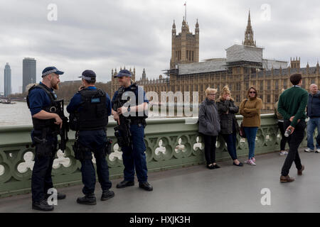 London, UK. 28. März 2017. Londoner und Polizei versammeln sich auf Westminster Bridge, die Szene der Terroranschlag vor 7 Tagen, in denen 4 Menschen starben und andere schwer verletzt, am 29. März 2017, London, England. Hunderte überquert die Themse in eine Stille Mahnwache um denen zu gedenken, die bei 14:40 starb als Khalid Masood in Massen auf der Brücke fuhr vor dem stechen ein Polizist an der nahe gelegenen Palast von Westminster. Die Massen verstummte, viele Verbeugung ihre Köpfe, darunter waren Dutzende von jungen muslimischen Kinder und Mitglieder der Ahmadiyya-Gemeinschaft. © Richard Baker/Alamy Live-Nachrichten Stockfoto