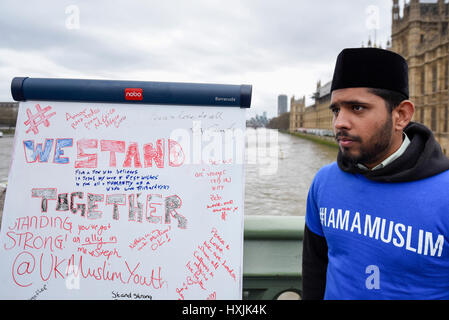 London, UK.  29. März 2017.  Ein Whiteboard wird verwendet, um Nachrichten zu schreiben.  Tausende von Menschen versammeln sich auf Westminster Bridge um ihren Respekt für die Opfer des Terroranschlags Westminster vor einer Woche zahlen.  Vertretern der muslimischen Gemeinde und anderen Religionen, in Begleitung von Mitgliedern der Metropolitan Polizei legte Blumen in der Nähe der Houses of Parliament.  Bildnachweis: Stephen Chung / Alamy Live News Stockfoto