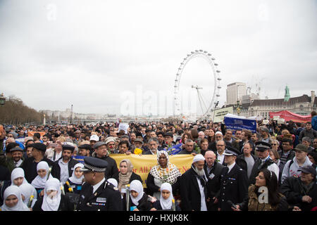 London, UK. 29. März 2017. Menschen in eine Mahnwache zum Gedenken an die Opfer der letzten Woche Westminster terroristischen Angriff. Bildnachweis: Thabo Jaiyesimi/Alamy Live-Nachrichten Stockfoto