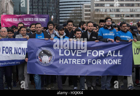 London, UK. 29. März 2017. Muslimische Gruppen auf dem Marsch über Westminster Bridge in Gedenken an die Terror-Opfer Credit: Ian Davidson/Alamy Live News Stockfoto