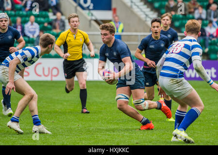 London, UK. 29. März 2017. Warwick School gewann 27-5. Natwest-Schulen-Cup-Finale zwischen Bischöfen Wordsworth Gymnasium (dunkelblau) und Warwick School (blaue und weiße Reifen) im Twickenham Stadium. London, 29. März 2017. Bildnachweis: Guy Bell/Alamy Live-Nachrichten Stockfoto