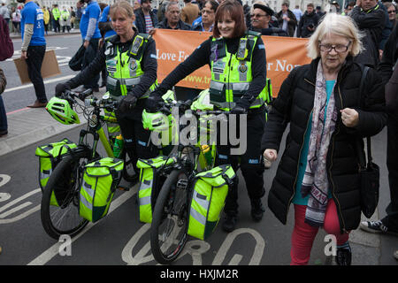 London, UK. 29. März 2017. NHS Arbeiter würdigen auf Westminster Bridge für die Opfer des Angriffs der letzte Woche in Westminster. Bildnachweis: Mark Kerrison/Alamy Live-Nachrichten Stockfoto