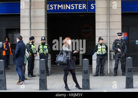 London, UK. 29. März 2017. Bewaffnete Polizisten außerhalb u-Bahn-Station Westminster während eine Hommage auf Westminster Bridge von der Metropolitan Police, glauben Führer und Vertreter der muslimischen Gemeinde für die Opfer des Angriffs der letzte Woche in Westminster. Bildnachweis: Mark Kerrison/Alamy Live-Nachrichten Stockfoto