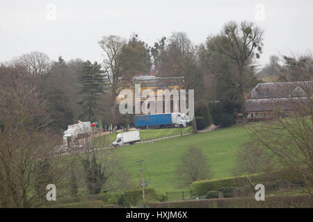 West Wycombe, Bucks, UK. 29. März 2017. Filmteam in West Wycombe Park LKW drausen das Herrenhaus in der Nähe von High Wycombe Bucks Credit: Brian Southam/Alamy Live News Stockfoto