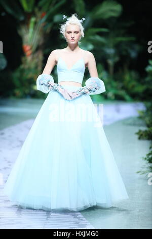 Peking, China. 28. März 2017. Modelle zeigen Kreationen von Yu Aiping während der China Fashion Week in Peking, 28. März 2017. Bildnachweis: SIPA Asien/ZUMA Draht/Alamy Live-Nachrichten Stockfoto